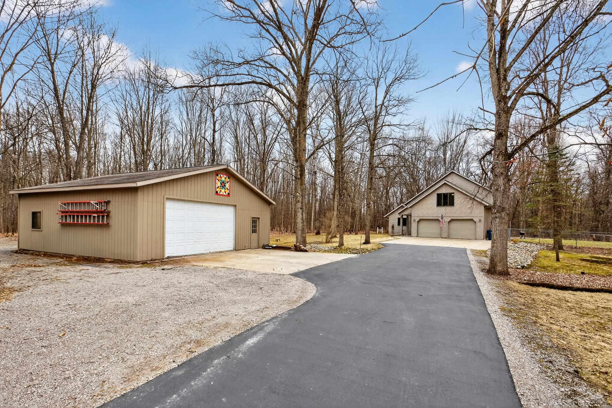 1636 East Siebert Road Midland, MI 48642 - Photo 2 of 61 50202572-7e0e3983-ba3a-4eb5-84b5-1c3aa1cc28c9.JPG