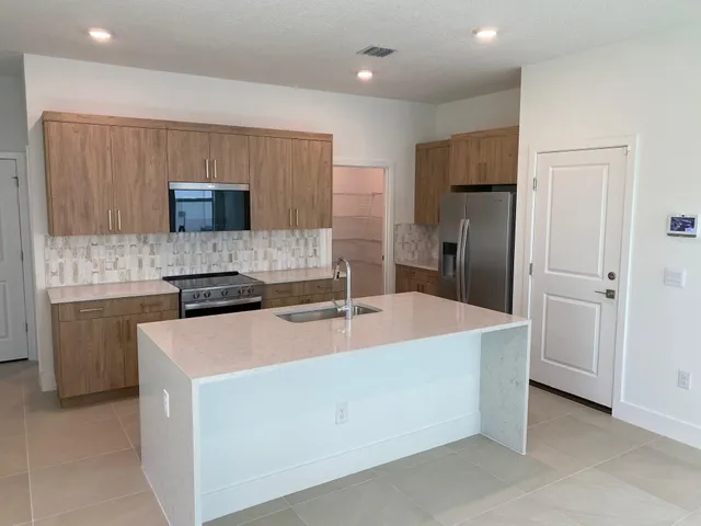 $679,000 | 7011 Southeast Park Trace Drive, Stuart, FL 34997