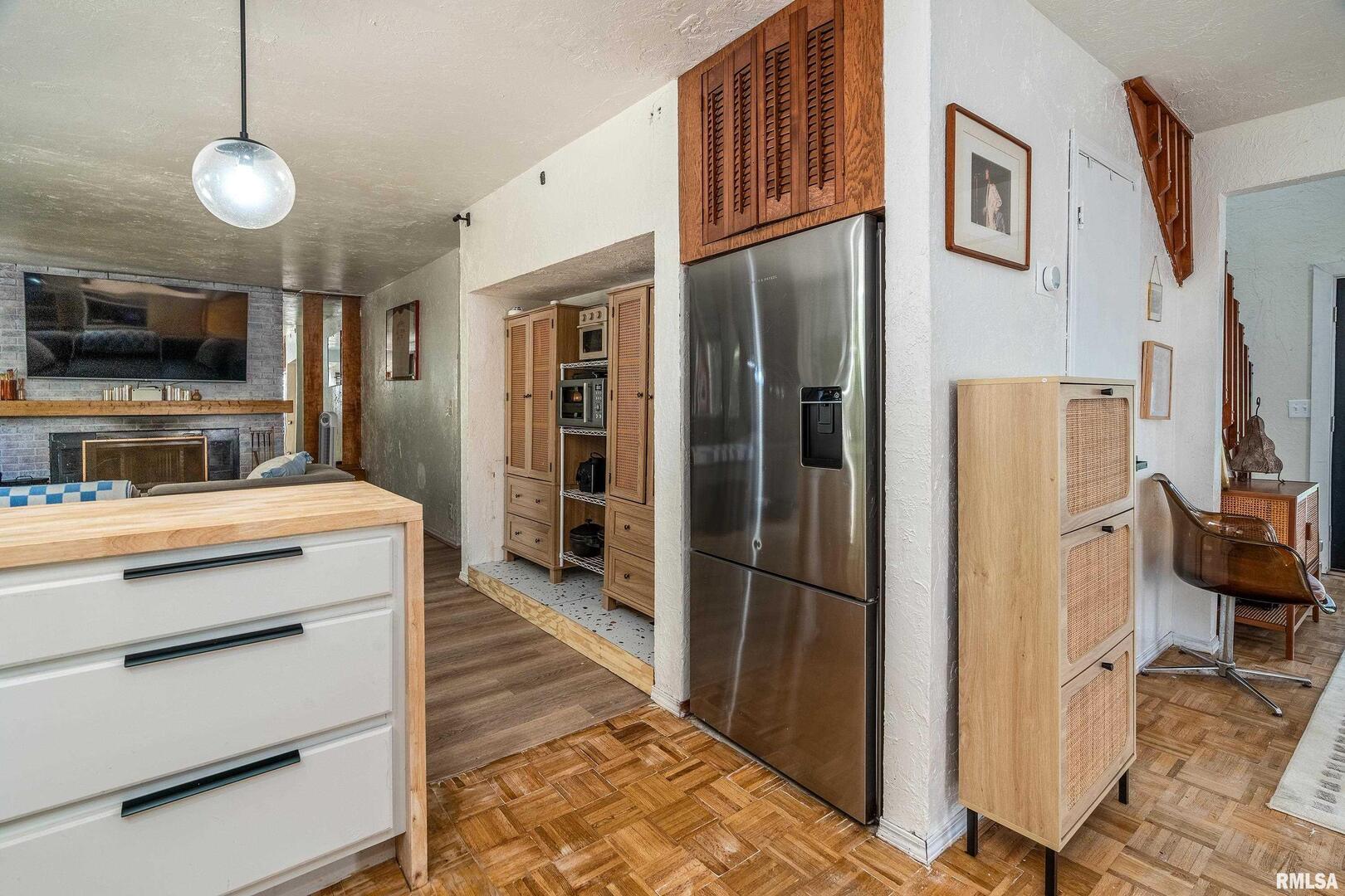 183 Heritage Road Carbondale, IL 62903 - Photo 20 of 50 a kitchen with stainless steel appliances granite countertop a refrigerator and a stove top oven