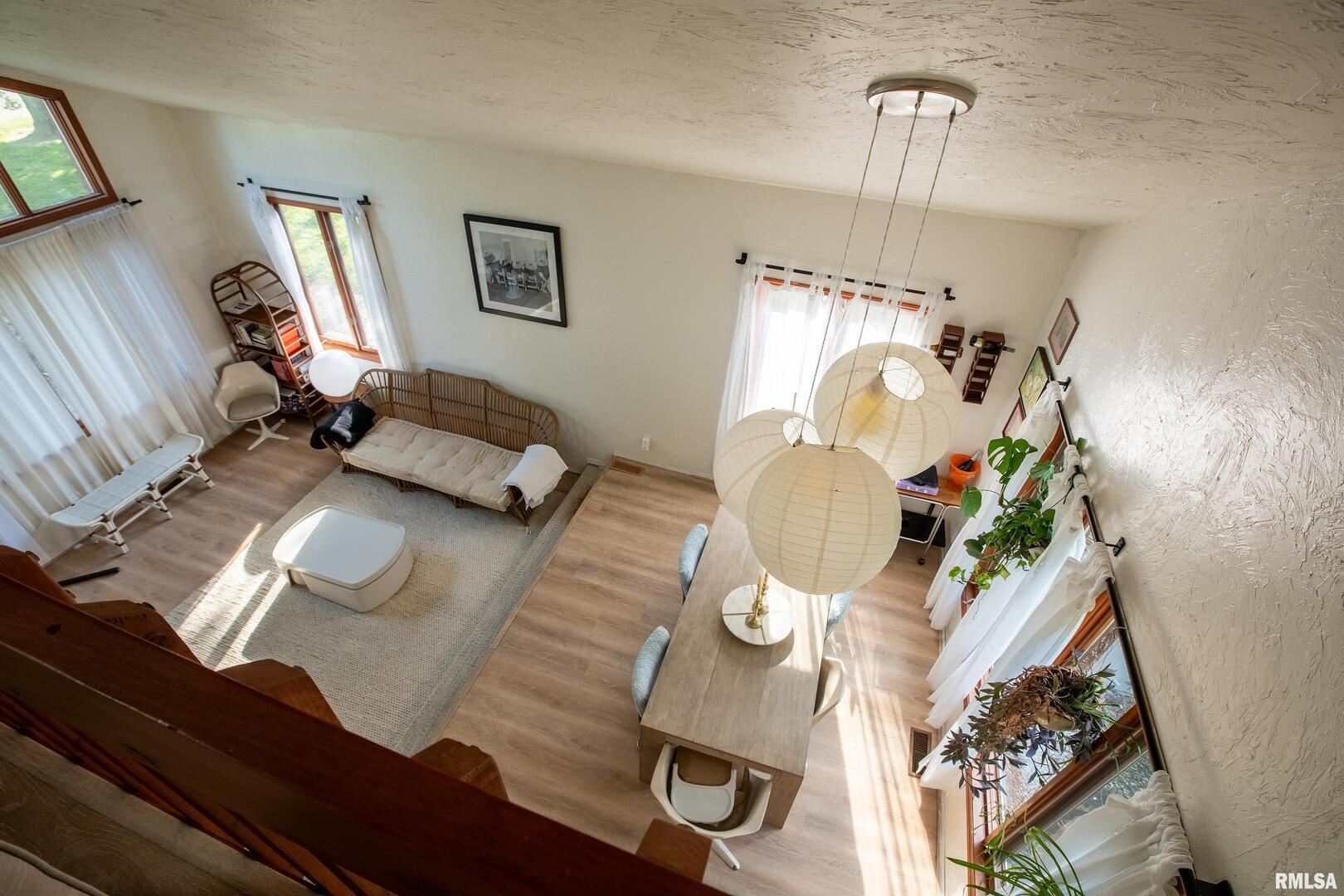 183 Heritage Road Carbondale, IL 62903 - Photo 25 of 50 a living room with furniture and a table