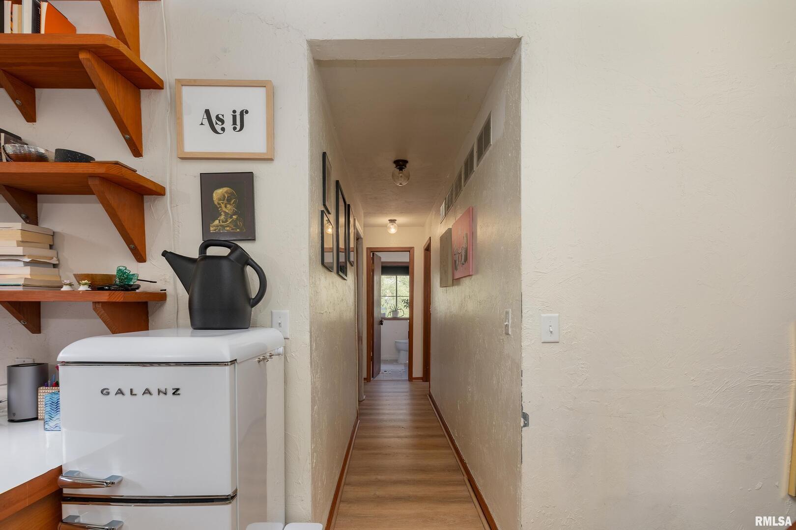 183 Heritage Road Carbondale, IL 62903 - Photo 26 of 50 a view of a hallway with seating area
