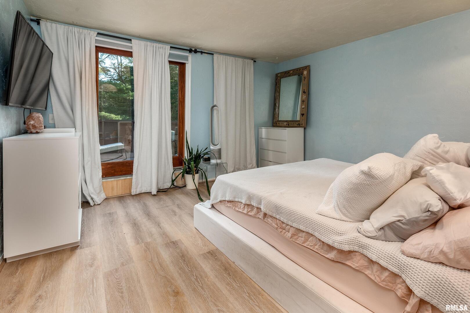 183 Heritage Road Carbondale, IL 62903 - Photo 27 of 50 a spacious bedroom with a bed and a dresser next to a window