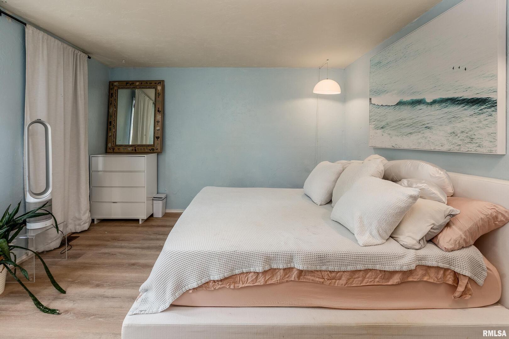 183 Heritage Road Carbondale, IL 62903 - Photo 28 of 50 a bedroom with a bed and a painting on the wall