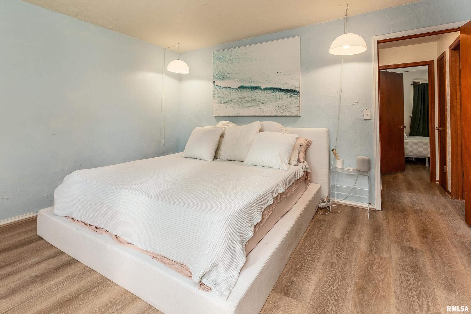 183 Heritage Road Carbondale, IL 62903 - Photo 29 of 50 a large white bed in a white room