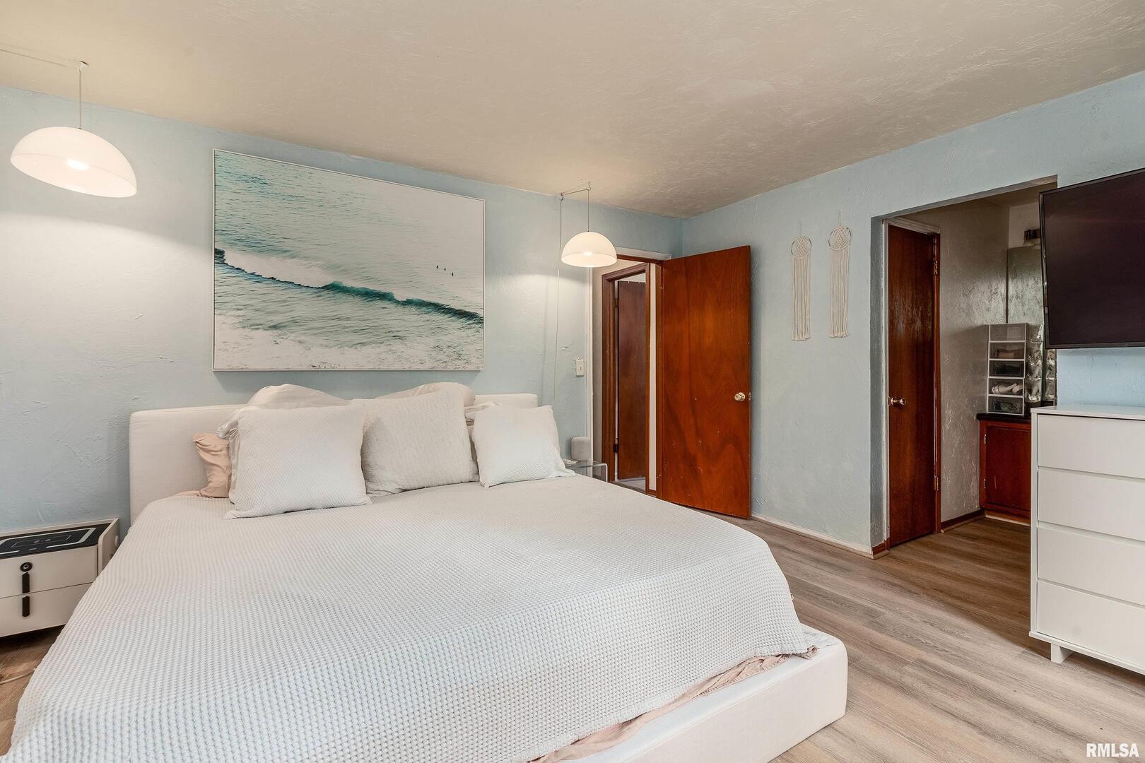 183 Heritage Road Carbondale, IL 62903 - Photo 30 of 50 a large bed sitting in a bedroom and a large mirror