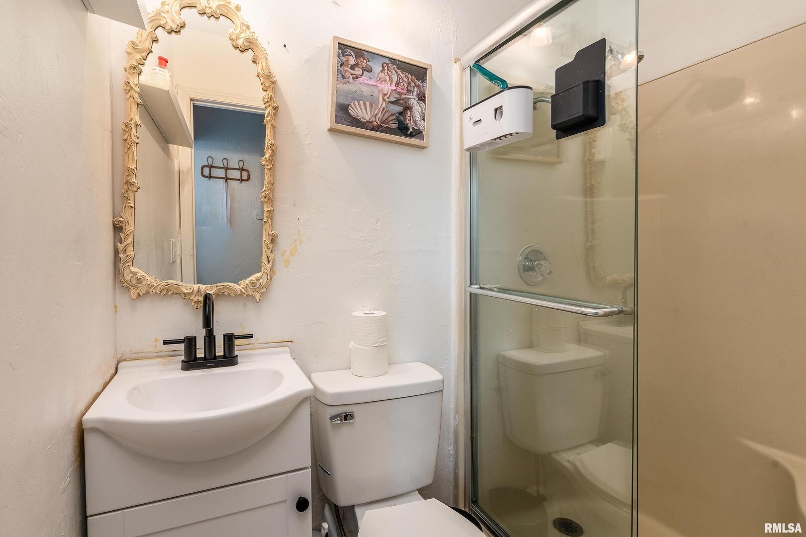 183 Heritage Road Carbondale, IL 62903 - Photo 31 of 50 a bathroom with a sink toilet and shower