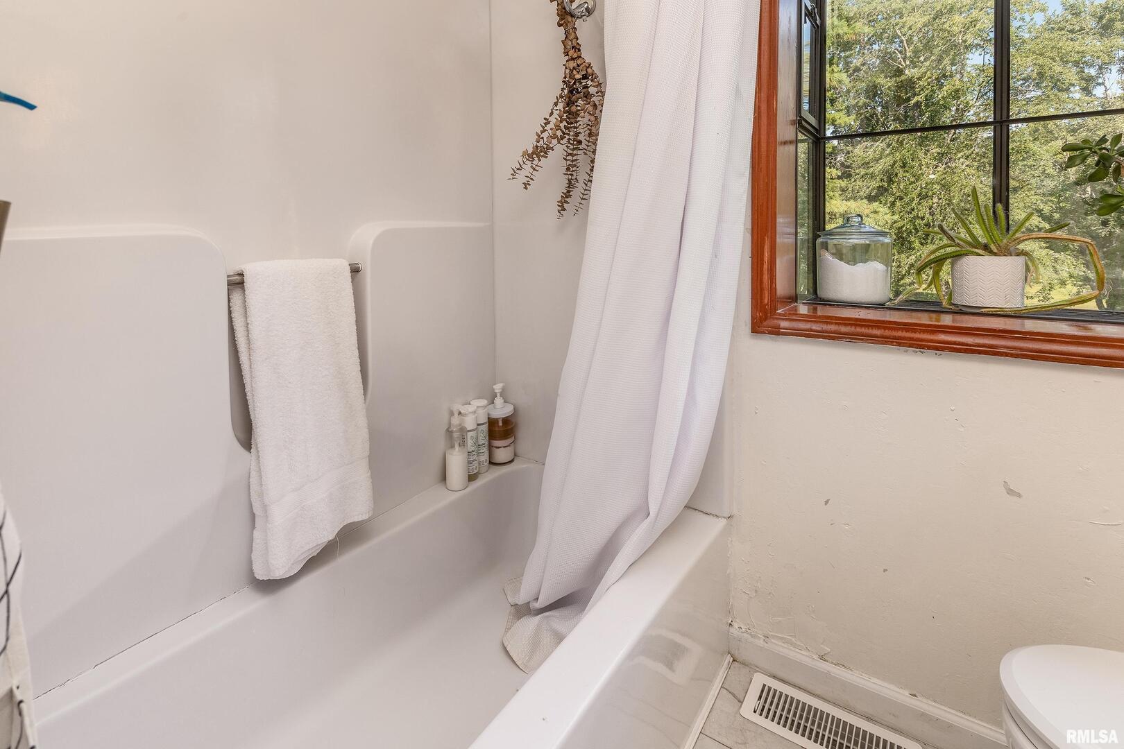 183 Heritage Road Carbondale, IL 62903 - Photo 37 of 50 a bathroom with a tub and a window
