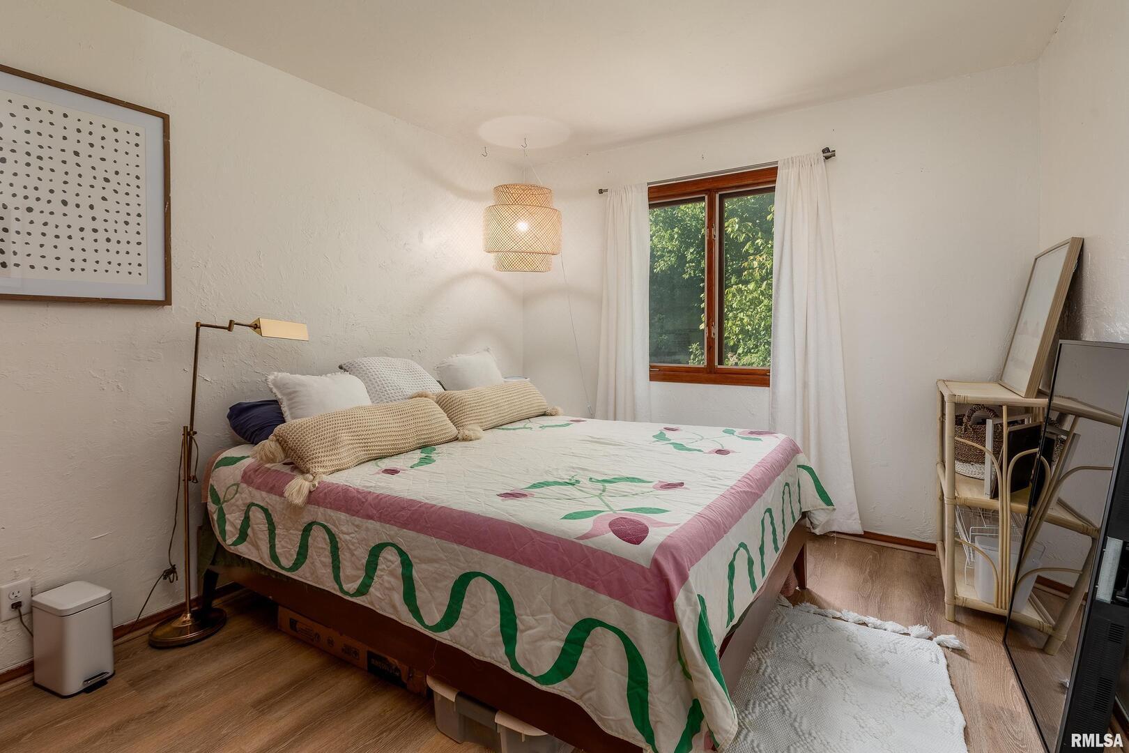 183 Heritage Road Carbondale, IL 62903 - Photo 38 of 50 a bedroom with a bed and a window