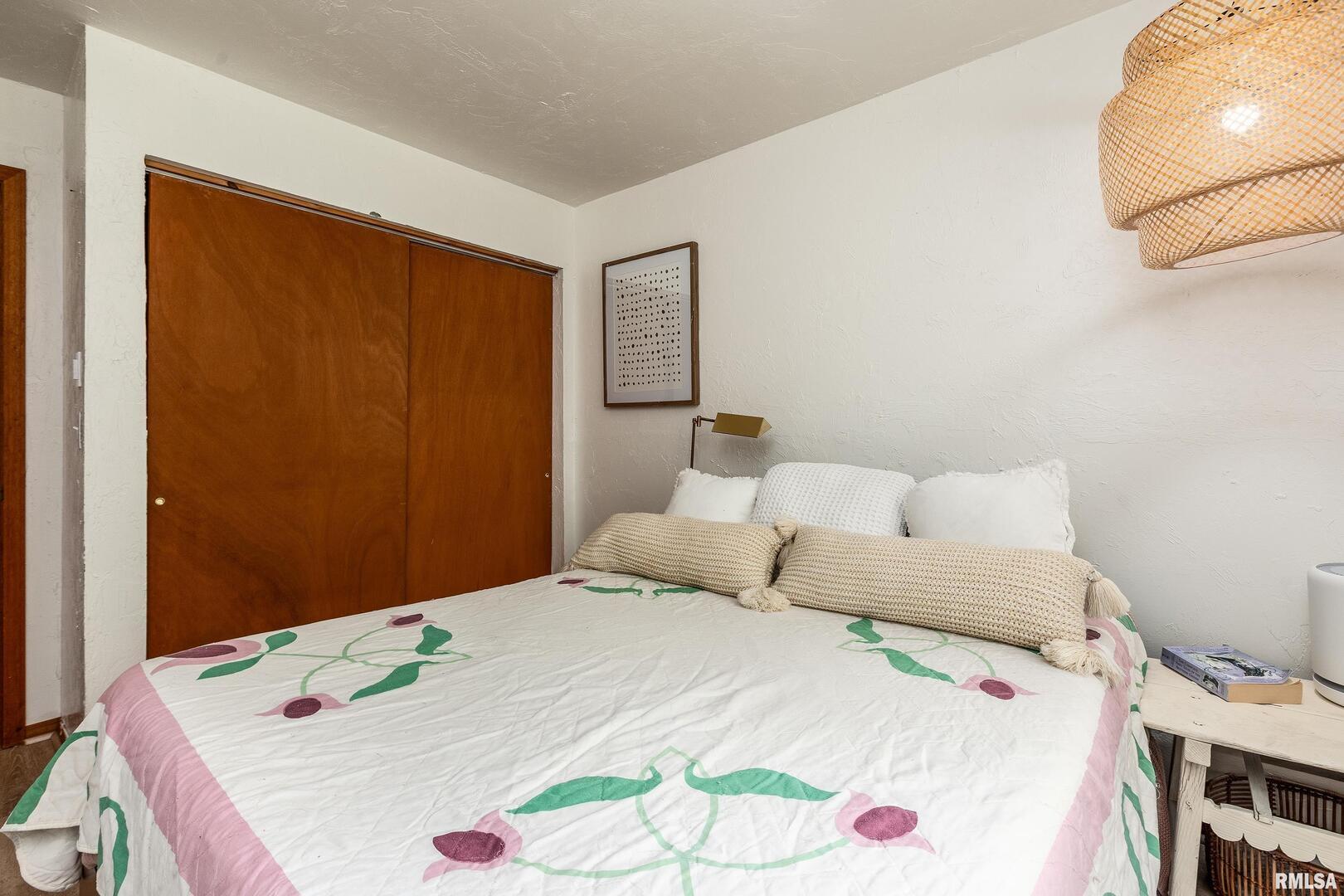 183 Heritage Road Carbondale, IL 62903 - Photo 39 of 50 a bedroom with a bed and a dresser