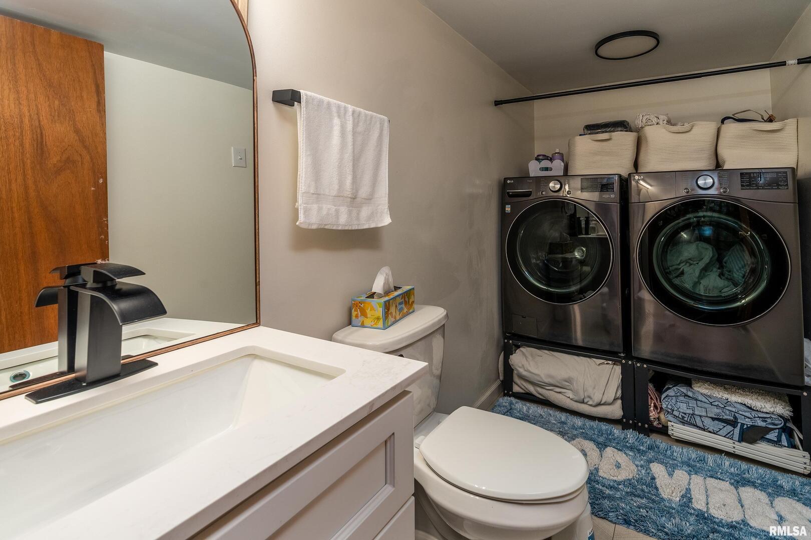 183 Heritage Road Carbondale, IL 62903 - Photo 40 of 50 a bathroom with a toilet a sink and a mirror