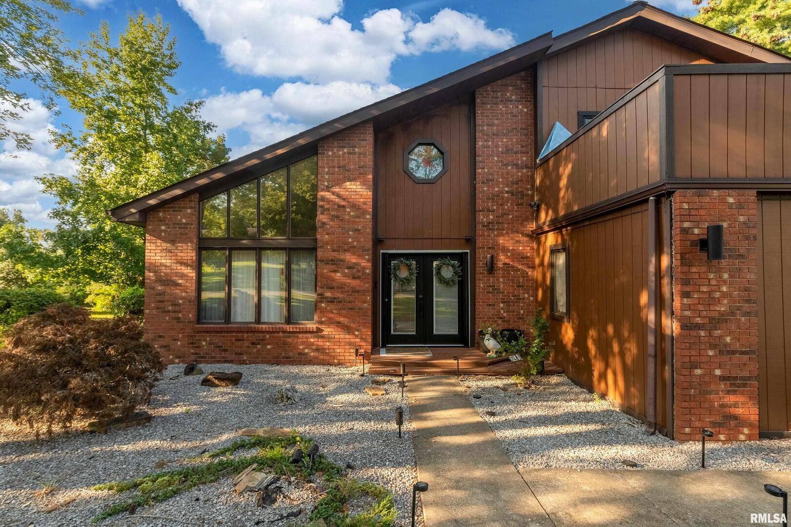 183 Heritage Road Carbondale, IL 62903 - Photo 4 of 50 a front view of a house with a yard