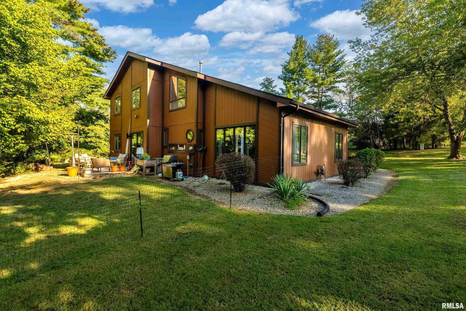 183 Heritage Road Carbondale, IL 62903 - Photo 42 of 50 a view of a backyard with sitting area and garden