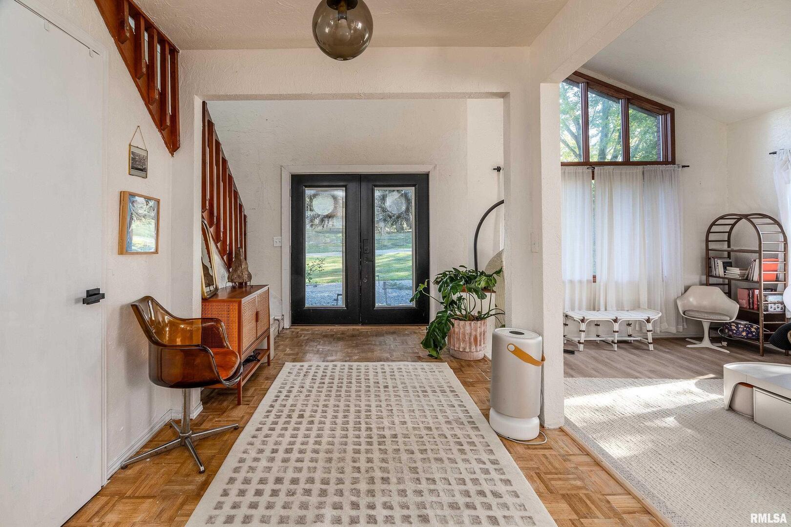 183 Heritage Road Carbondale, IL 62903 - Photo 5 of 50 a living room with furniture and a potted plant