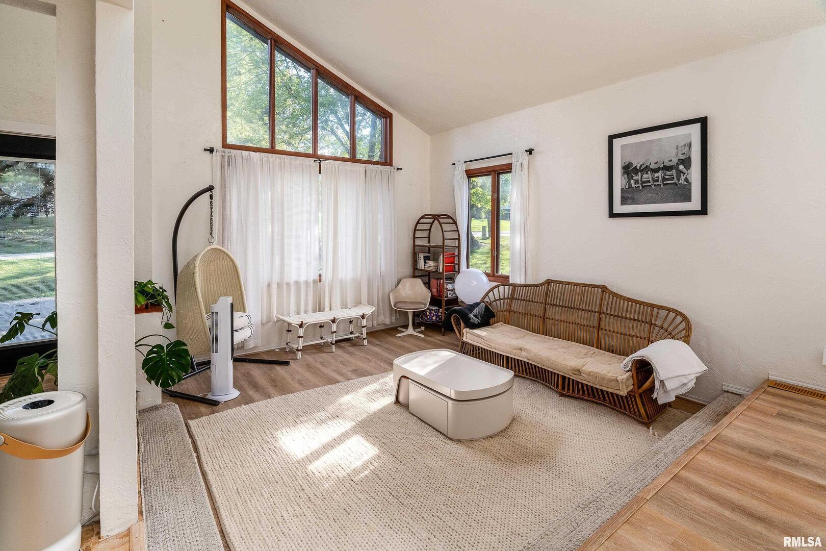 183 Heritage Road Carbondale, IL 62903 - Photo 6 of 50 a living room with furniture and a rug