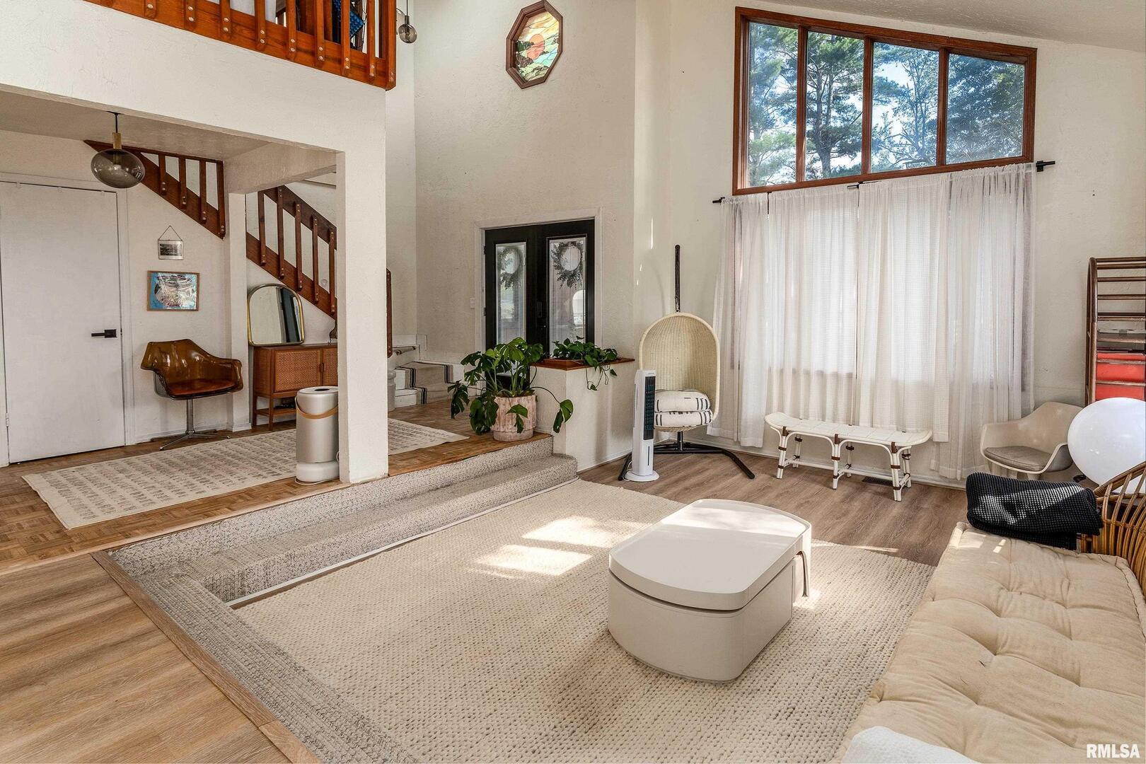 183 Heritage Road Carbondale, IL 62903 - Photo 7 of 50 a living room with furniture and a large window