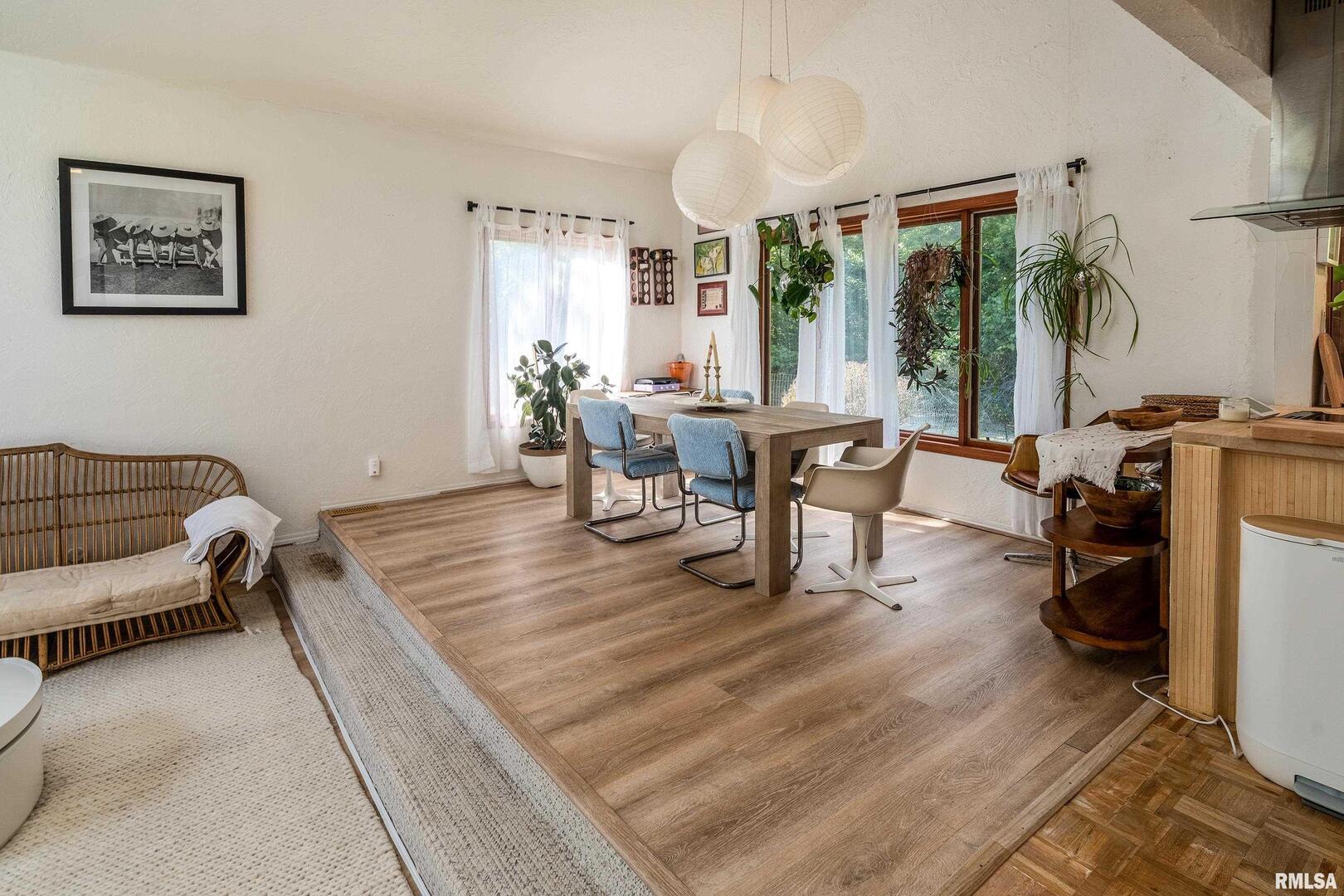 183 Heritage Road Carbondale, IL 62903 - Photo 10 of 50 a living room with furniture a window and a table