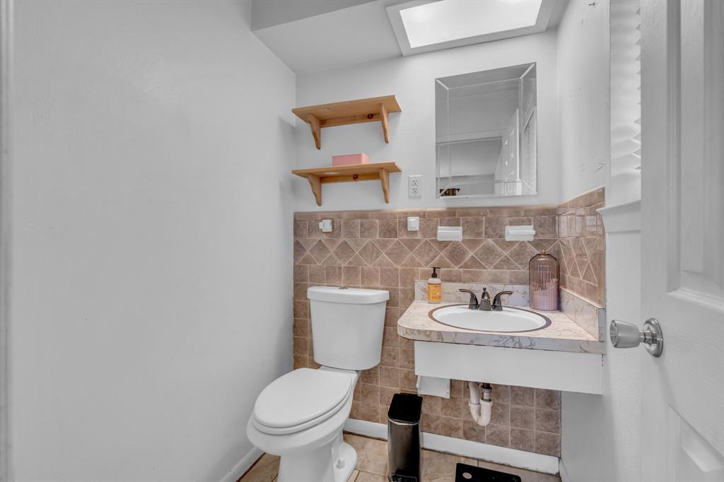 3800 Redstone Road Denton, TX 76209 - Photo 27 of 33 a bathroom with a sink and a toilet