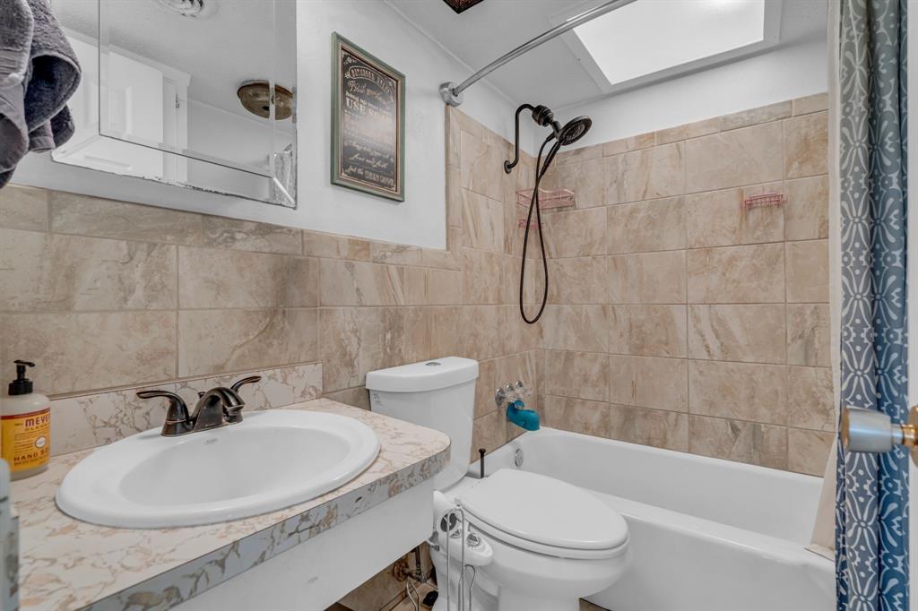 3800 Redstone Road Denton, TX 76209 - Photo 30 of 33 a bathroom with a sink a toilet and a bathtub