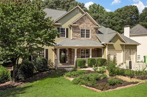 a view of a yard in front of house
