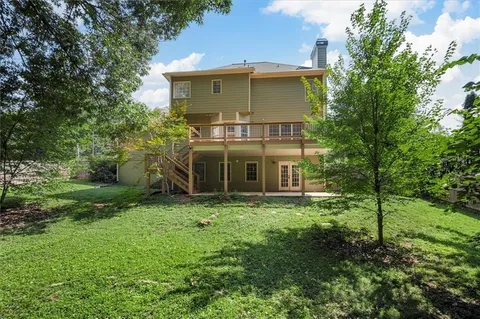 a view of a backyard