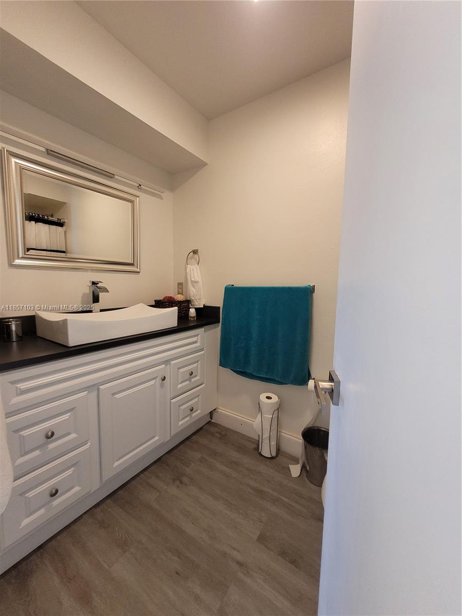 4375 White Pine Avenue, Unit 824 Orlando, FL 32811 - Photo 7 of 12 a spacious bathroom with a sink and a mirror