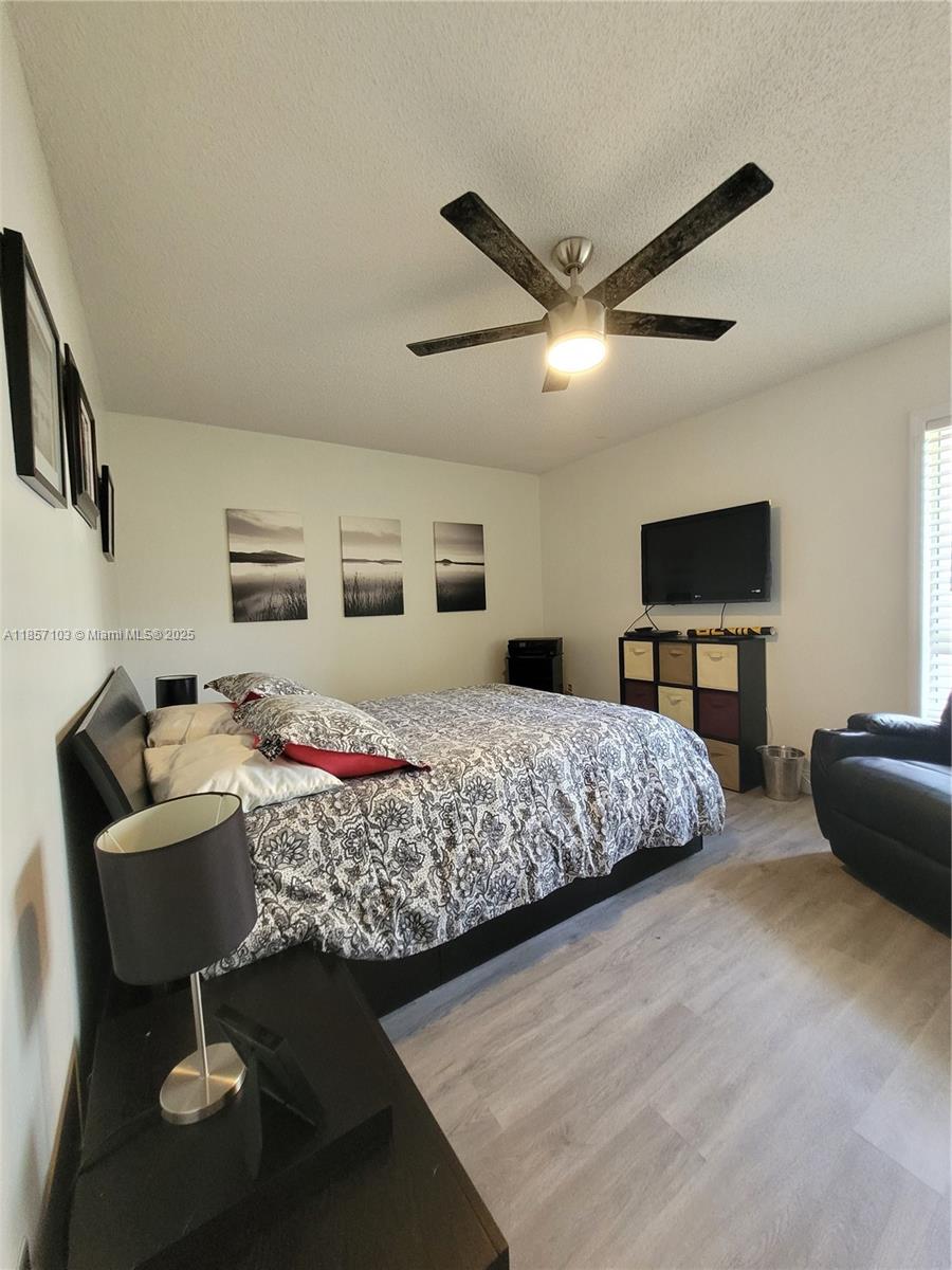 4375 White Pine Avenue, Unit 824 Orlando, FL 32811 - Photo 8 of 12 a bedroom with a bed and a couch