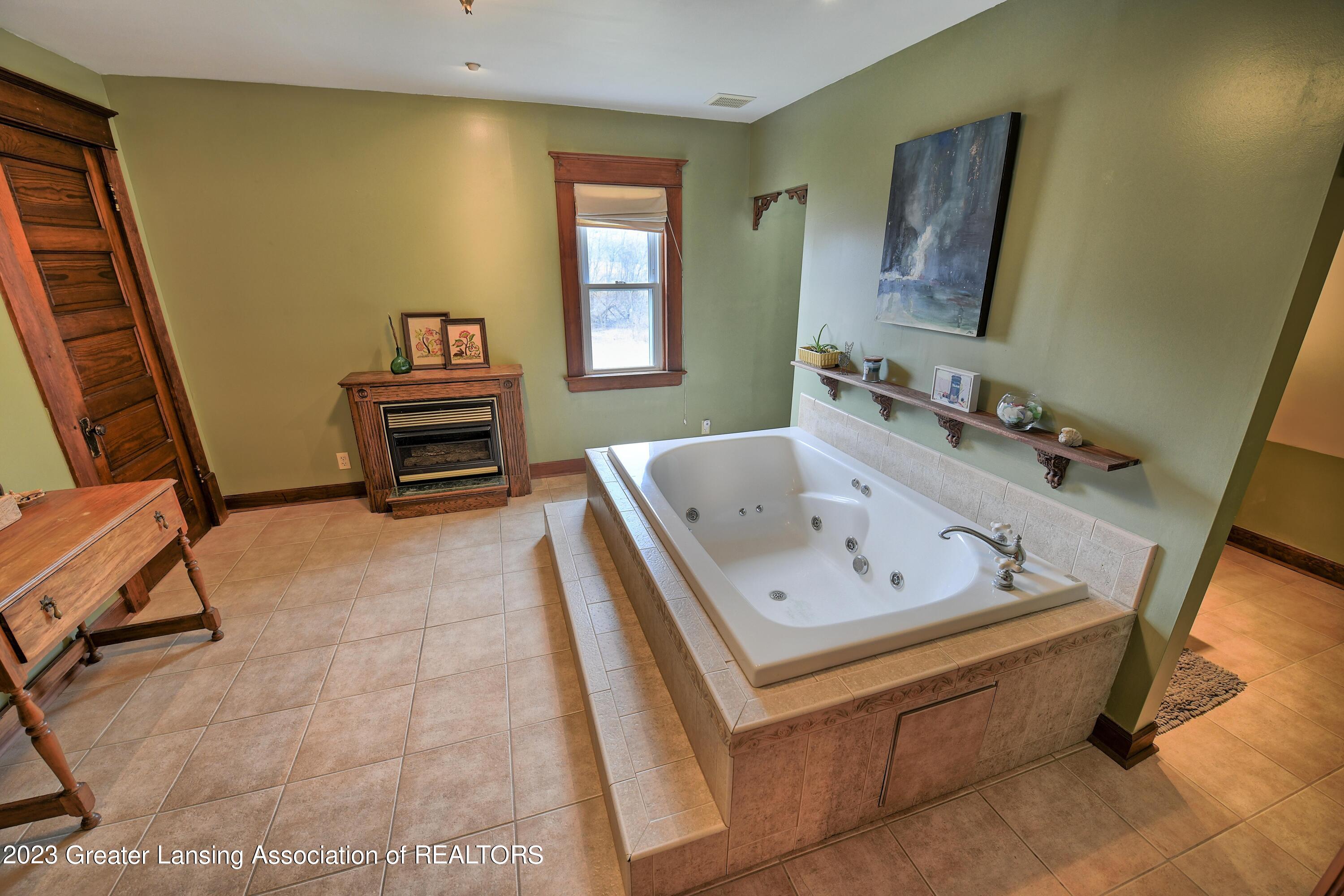 6347 Oneida Road Charlotte, MI 48813 - Photo 23 of 49 2nd floor bath