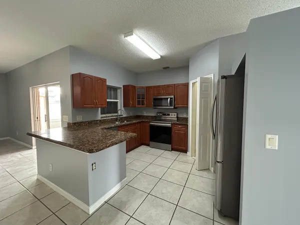 $2,500 | 974 Southeast Albatross Avenue, Port St. Lucie, FL 34983