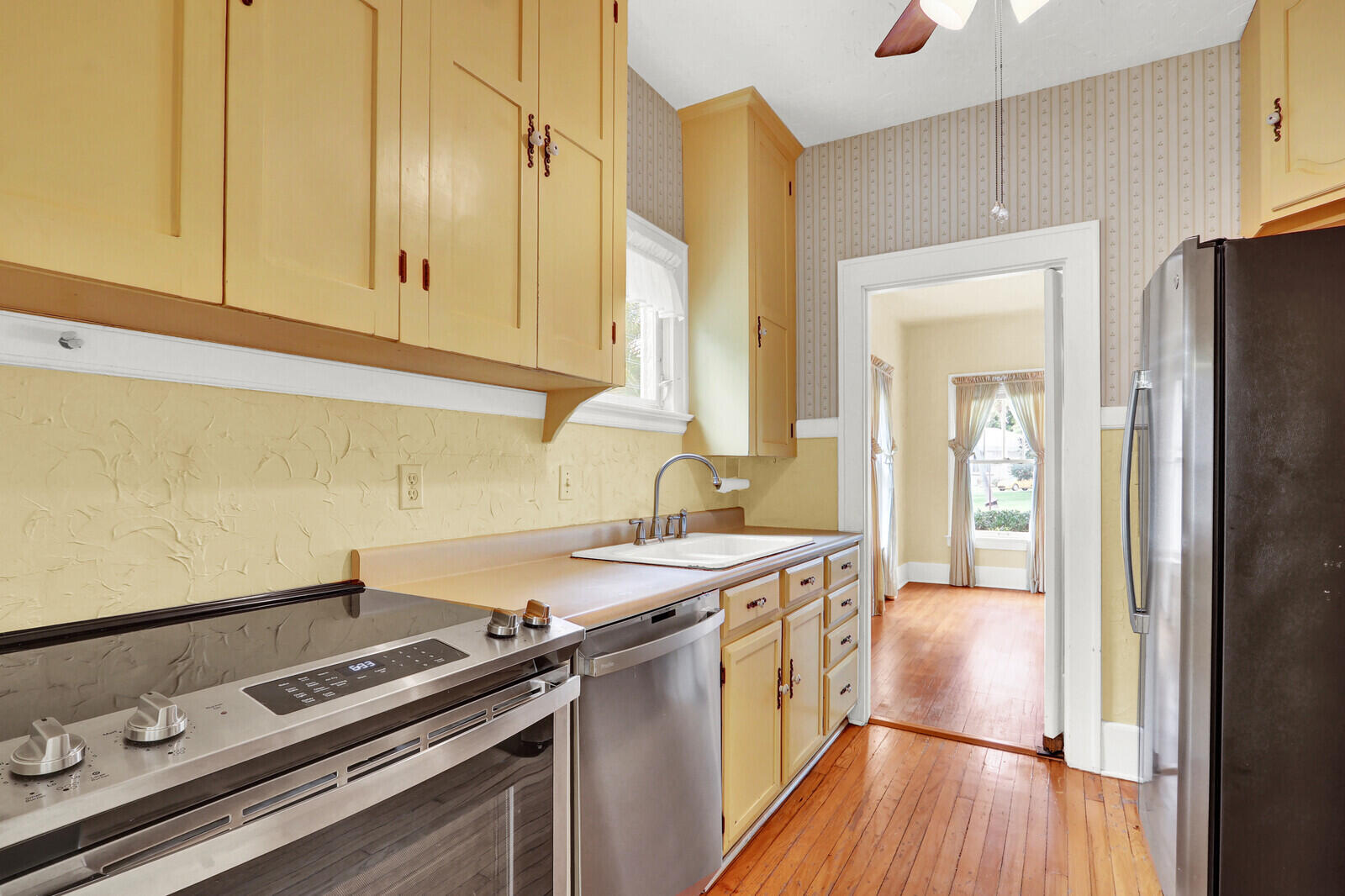 322 Westminster Road West Palm Beach, FL 33405 - Photo 20 of 68 a kitchen with a sink stove and cabinets