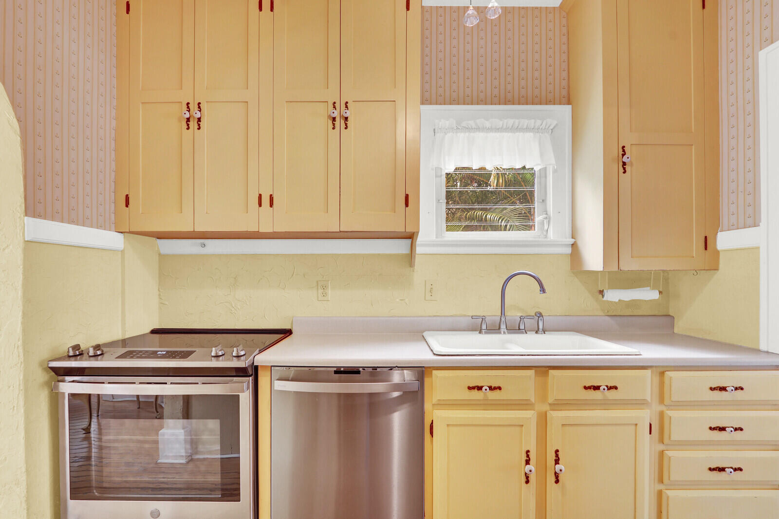 322 Westminster Road West Palm Beach, FL 33405 - Photo 21 of 68 Kitchen
