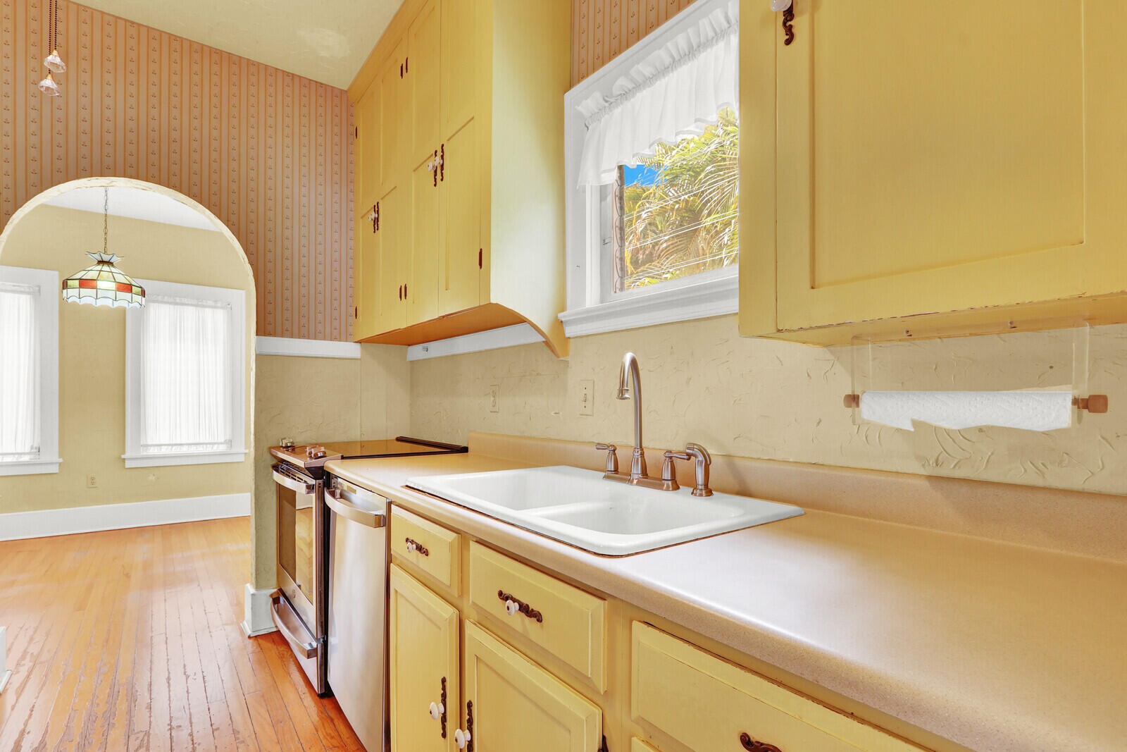 322 Westminster Road West Palm Beach, FL 33405 - Photo 22 of 68 Kitchen to eat in kitchen