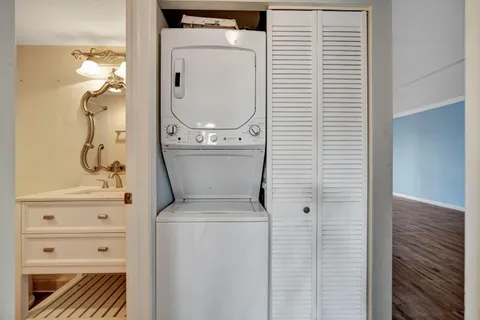 $399,000 | 313 Lake Circle, Unit 212, North Palm Beach, FL 33408