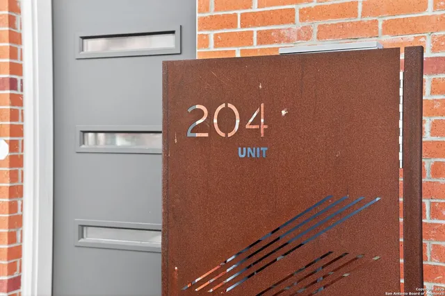 $2,495 | 1606 North Hackberry, Unit 204, San Antonio, TX 78208