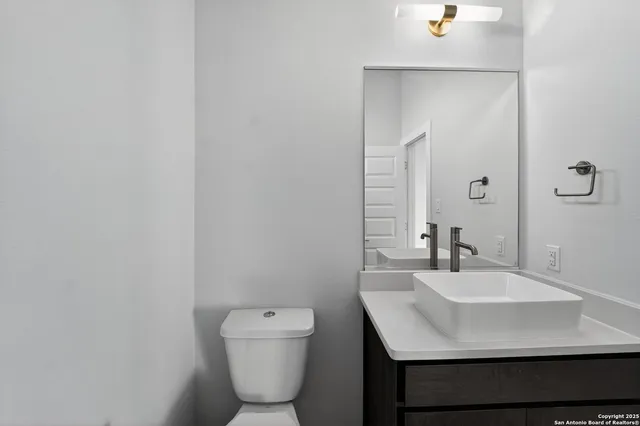 $2,495 | 1606 North Hackberry, Unit 204, San Antonio, TX 78208