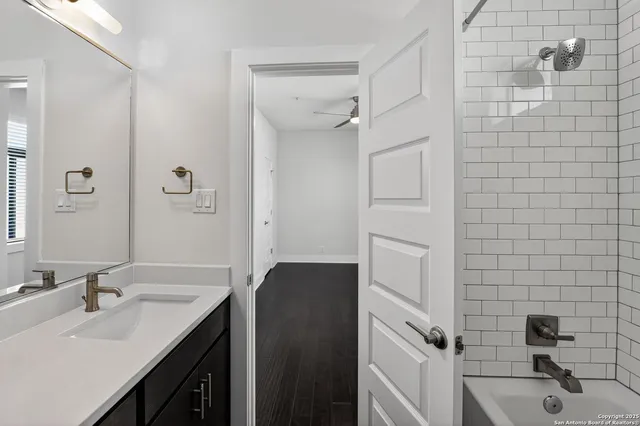 $2,495 | 1606 North Hackberry, Unit 204, San Antonio, TX 78208