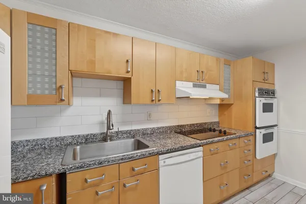 $2,700 | 307 Yoakum Parkway, Unit 920, Alexandria, VA 22304