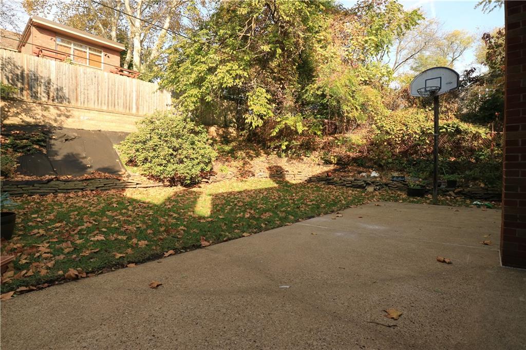 2570 Mt Royal Road Pittsburgh, PA 15217 - Photo 4 of 31