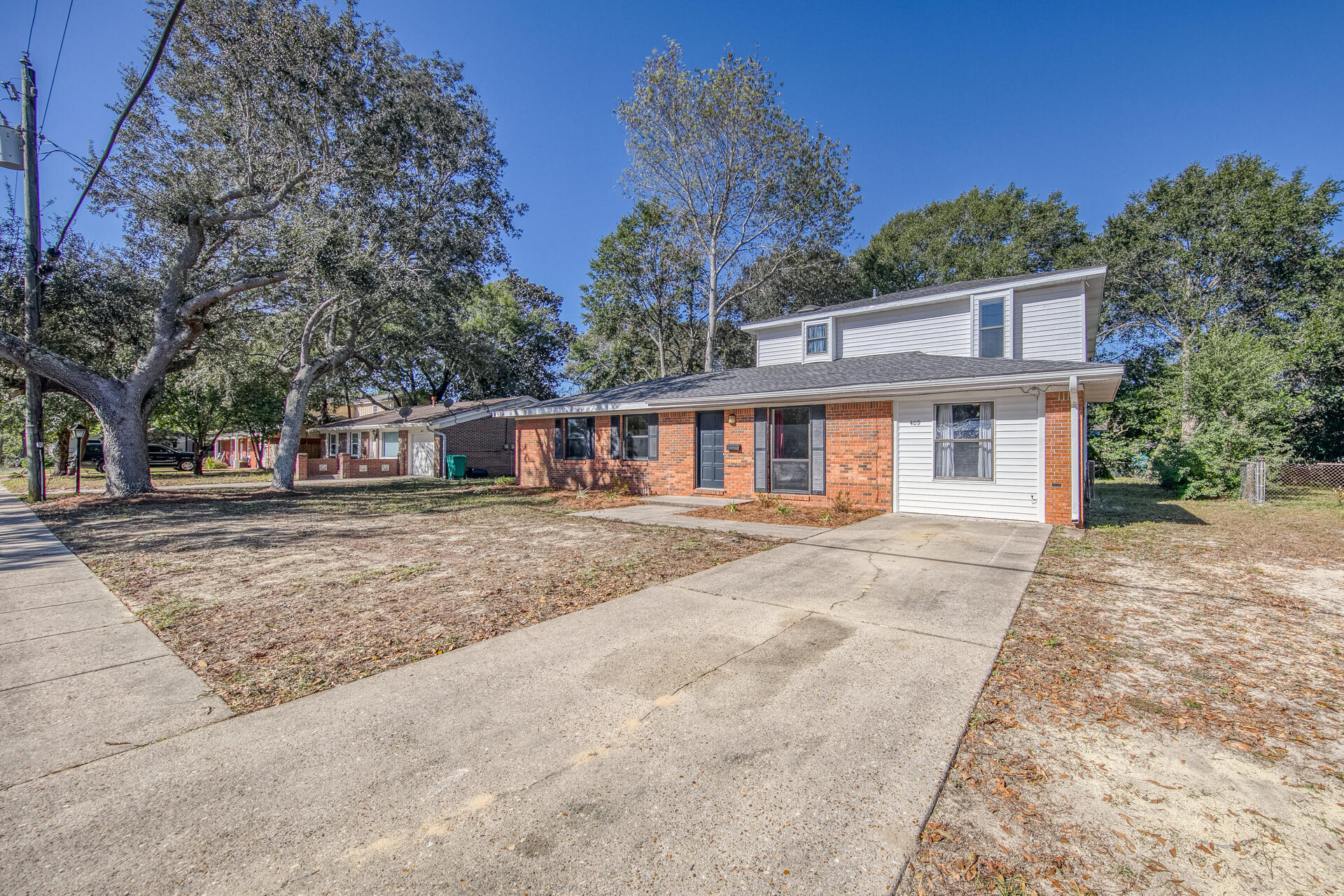 409 Paradise Road Niceville, FL 32578 - Photo 3 of 28 Front of home