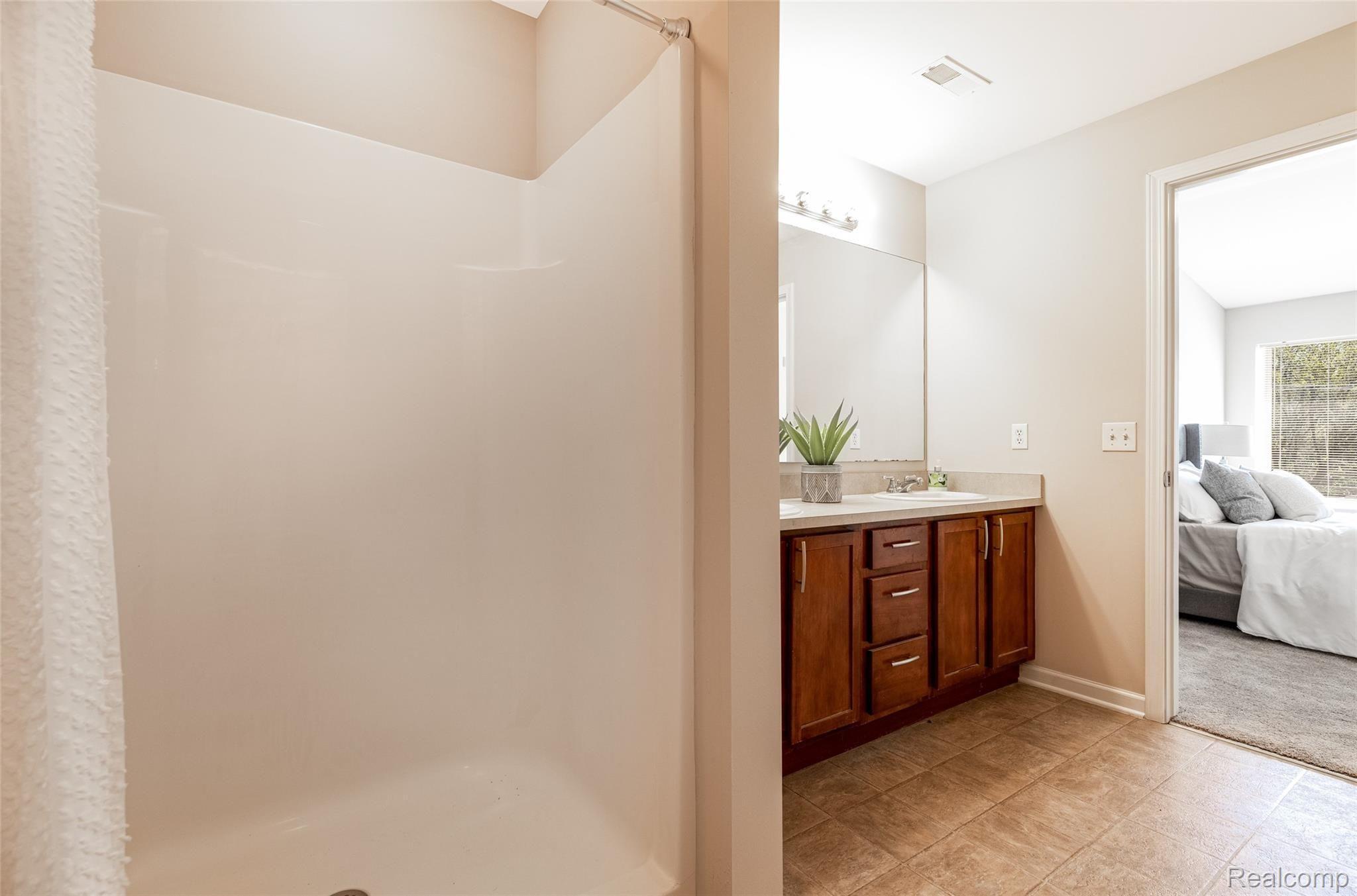 404 Hilton Road, Unit 104 Ferndale, MI 48220 - Photo 23 of 25 23.MasterBathroom