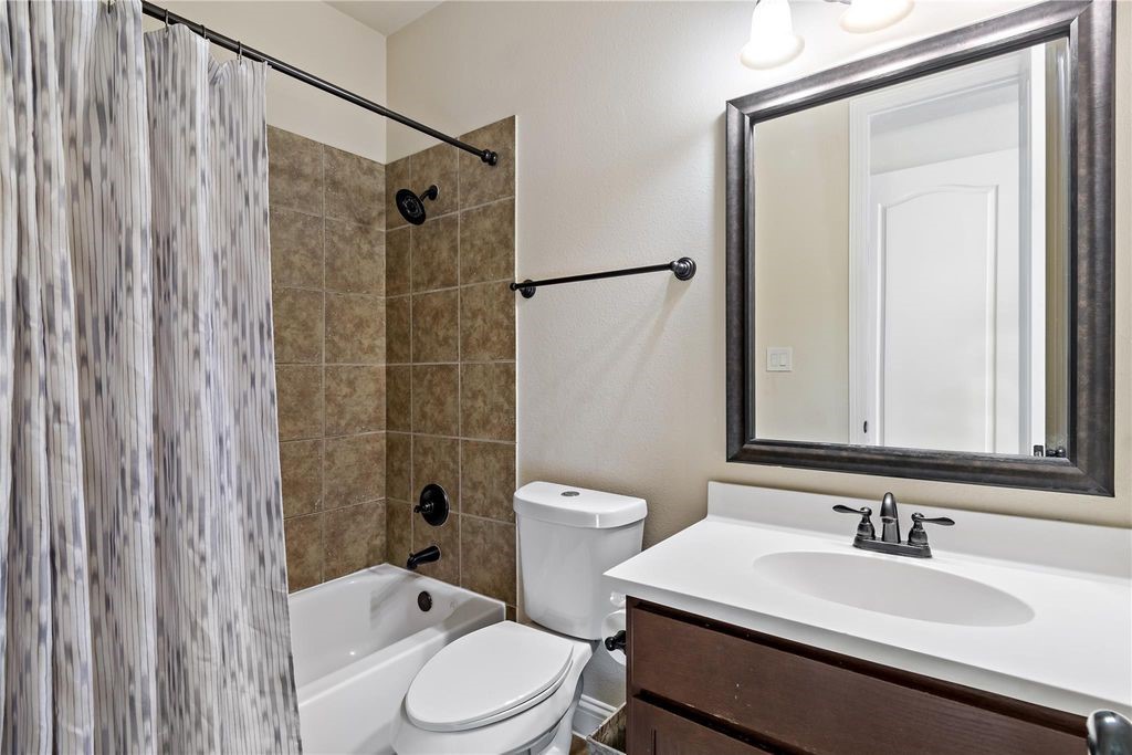 8126 Spreadwing Street Conroe, TX 77385 - Photo 21 of 27 Bathroom