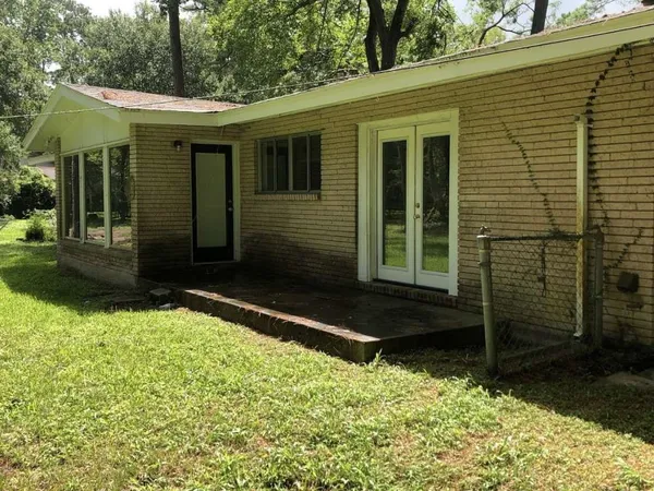 $1,999 | 3515 Elm Drive, Dickinson, TX 77539