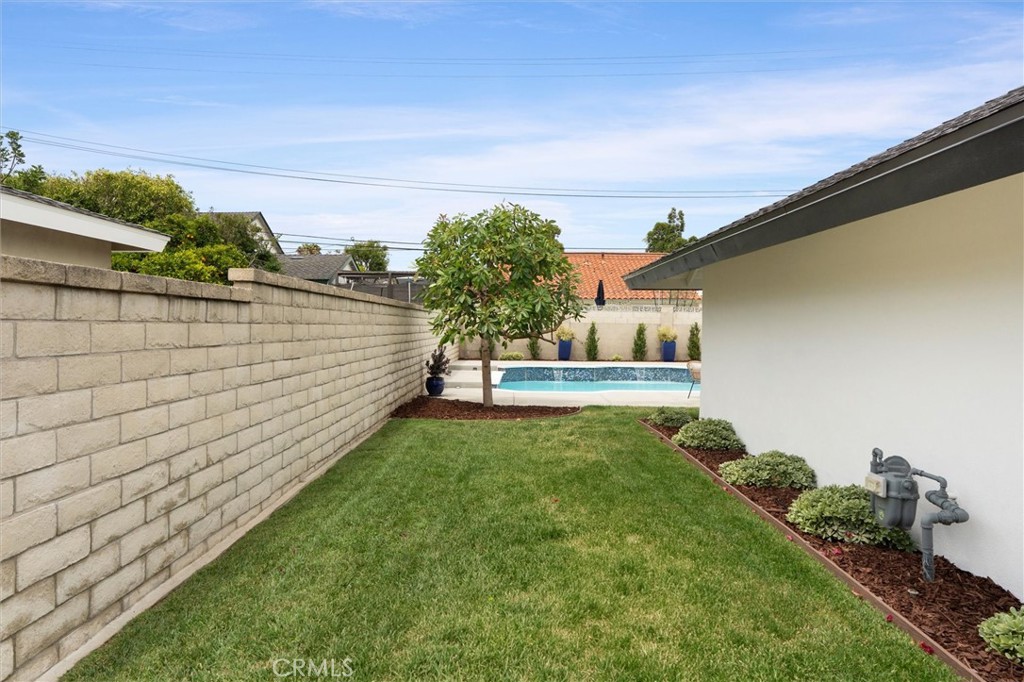 2904 Clubhouse Road Costa Mesa, CA 92626 - Photo 4 of 19