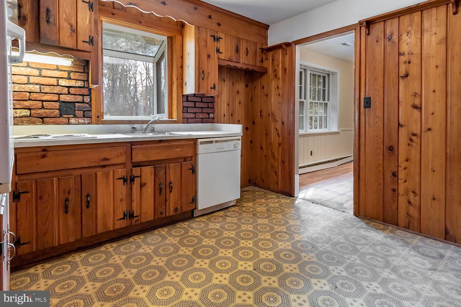 271 Hopewell Road Medford, NJ 08055 - Photo 13 of 27 Kitchen with green house window