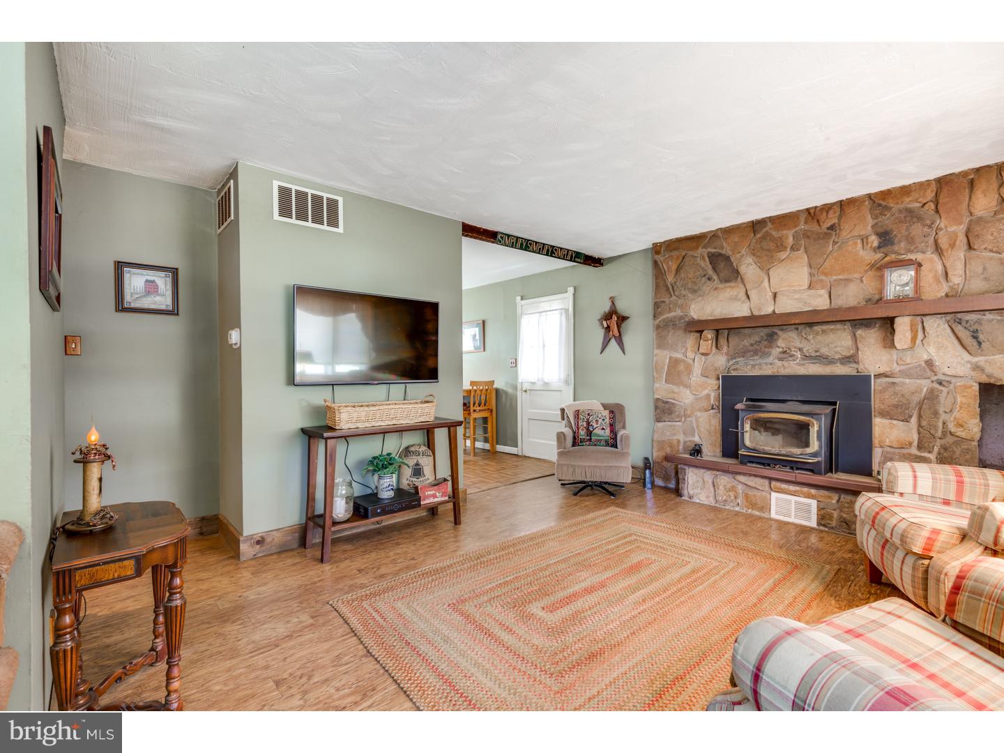 822 Mt Road Burlington, NJ 08016 - Photo 1 of 16 Living Room