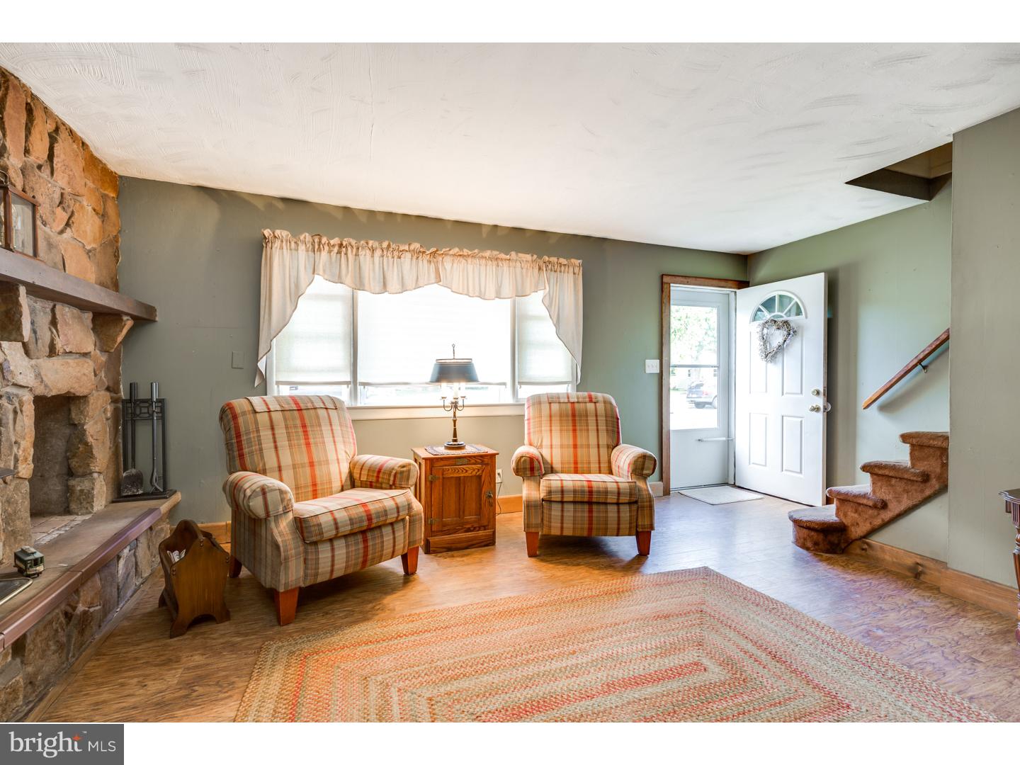 822 Mt Road Burlington, NJ 08016 - Photo 3 of 16 Living Room