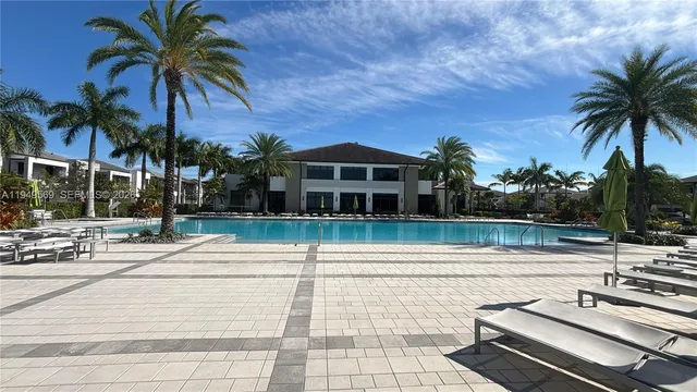 a view of a yard with a house