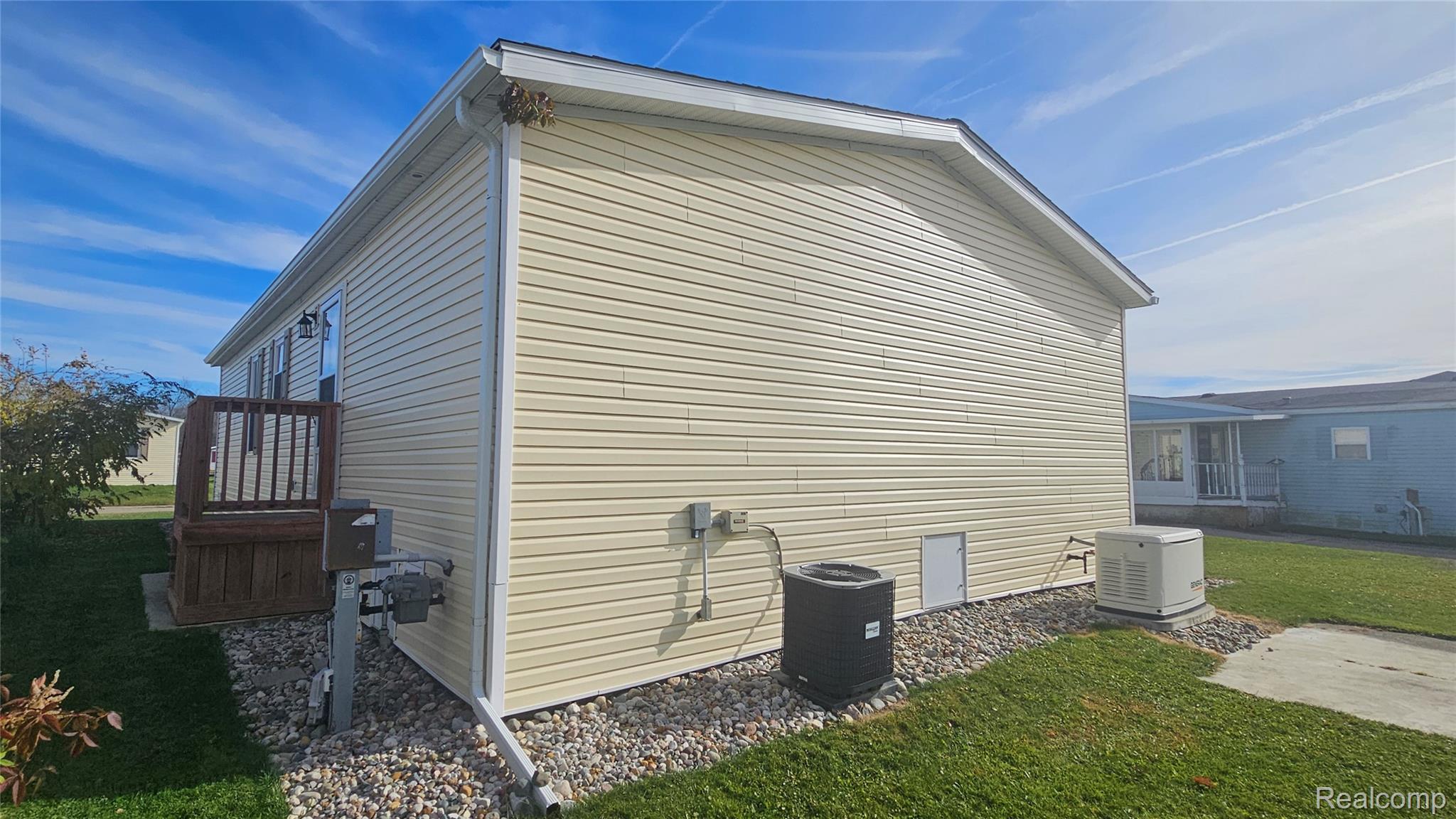 29 Hickory Ridge Davison, MI 48423 - Photo 4 of 26 View of property exterior featuring a yard and a central air condition unit