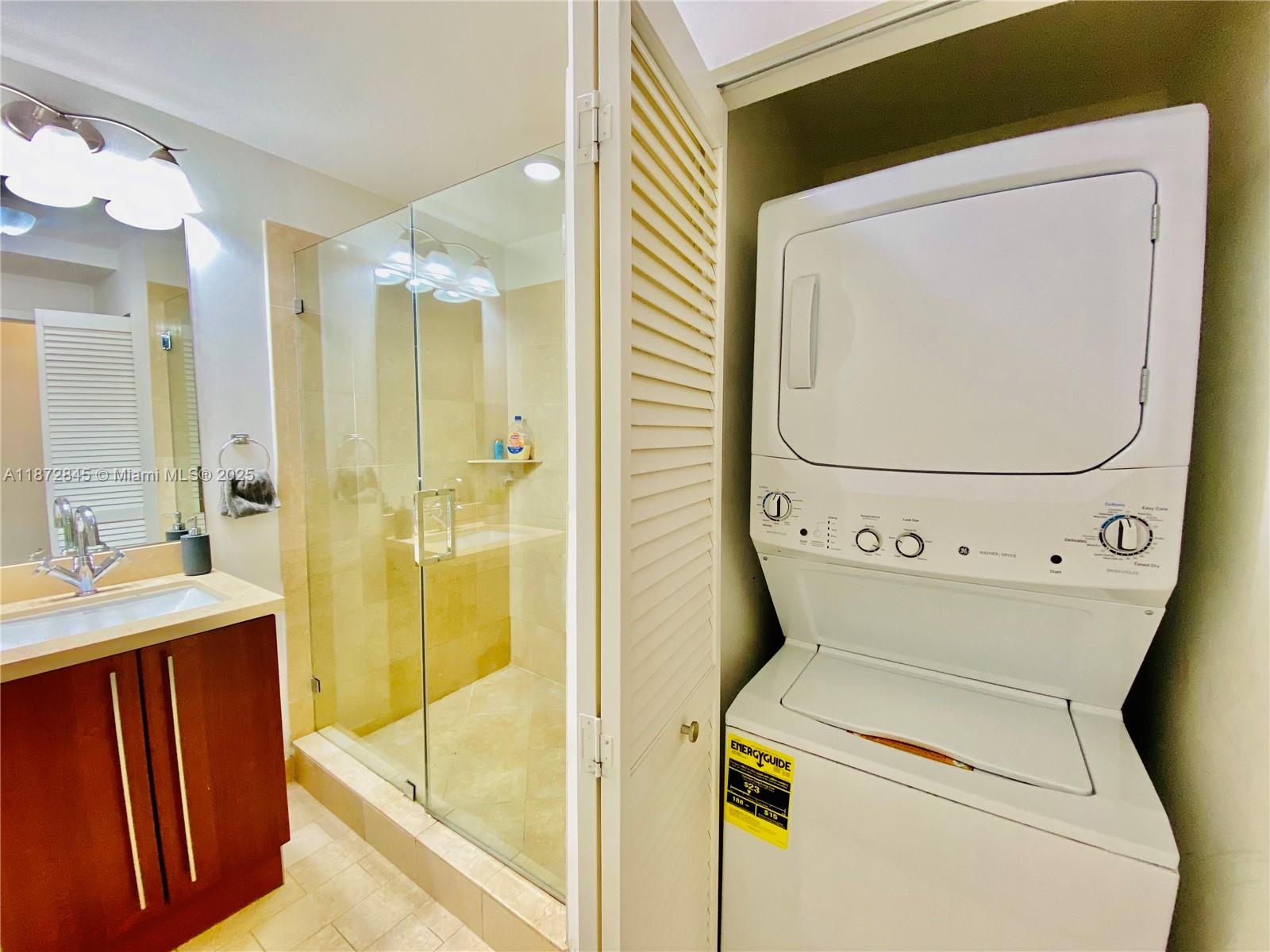 79 Southwest 12th Street, Unit 3211S Miami, FL 33130 - Photo 16 of 32 a utility room with dryer and washer