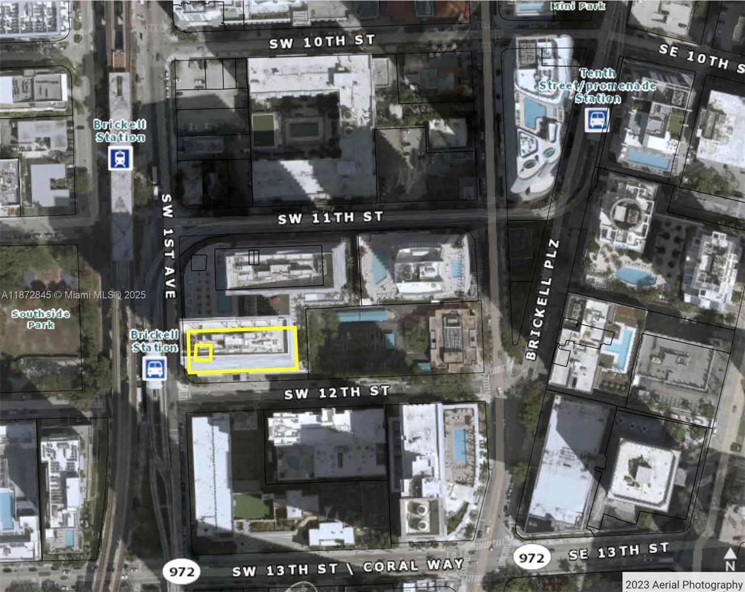 79 Southwest 12th Street, Unit 3211S Miami, FL 33130 - Photo 32 of 32 a counter top with outdoor seating