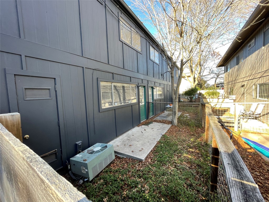 610 Franklin Boulevard, Unit B Austin, TX 78751 - Photo 13 of 14 a view of a backyard